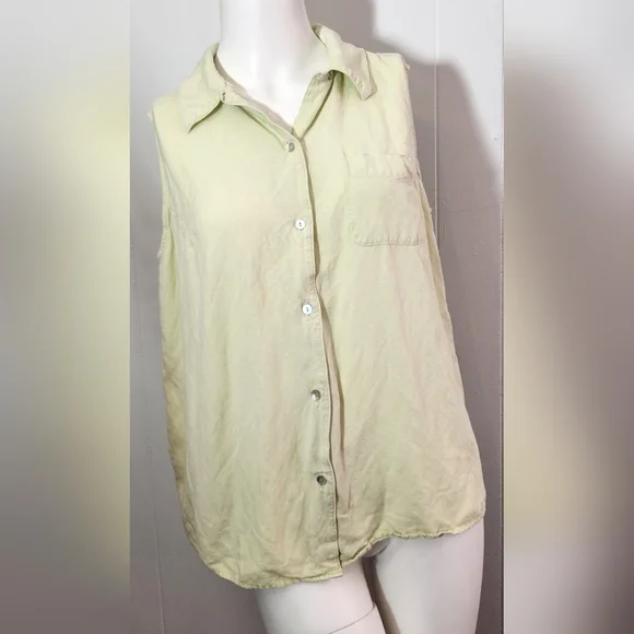 Karen Scott Sleeveless Button up top - Picture 1 of 3